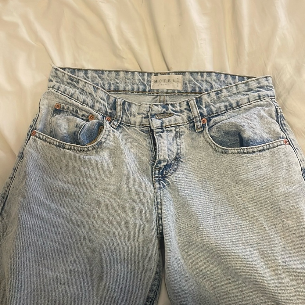 Model rocks, jeans